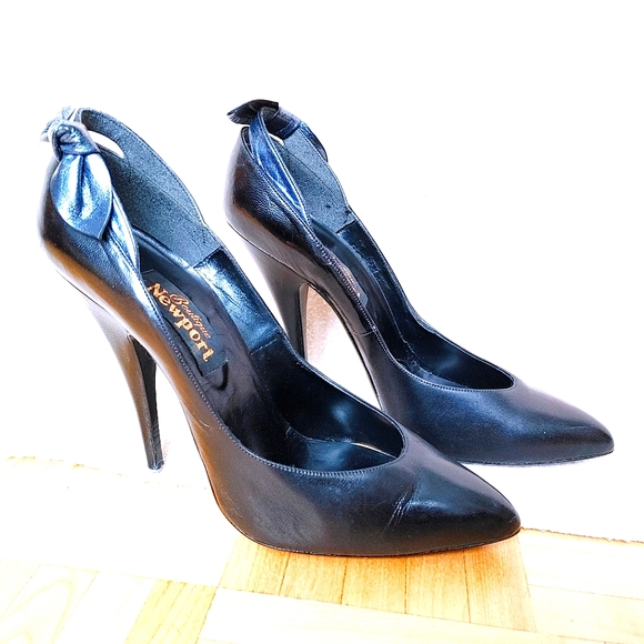 Black pumps - heel tips need replacement - Picture 3 of 15
